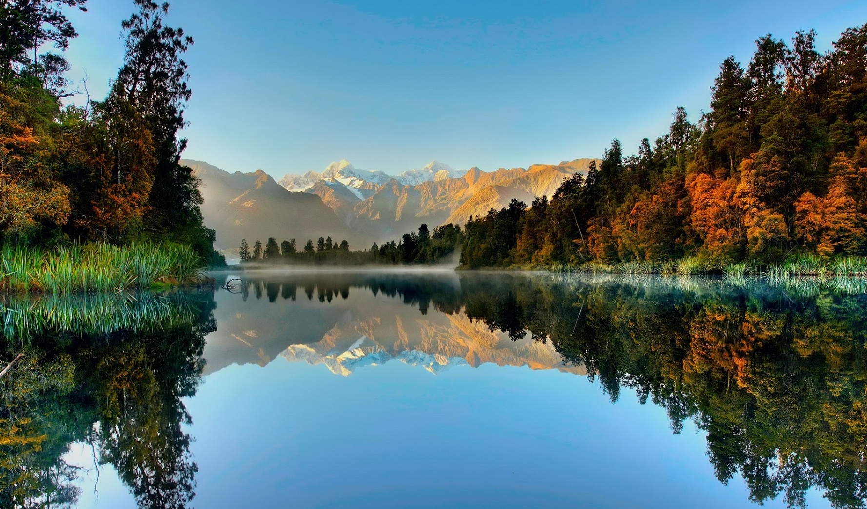 Lake Matheson - One of the most scenic locations in New Zealand. — Lake Matheson Walkway