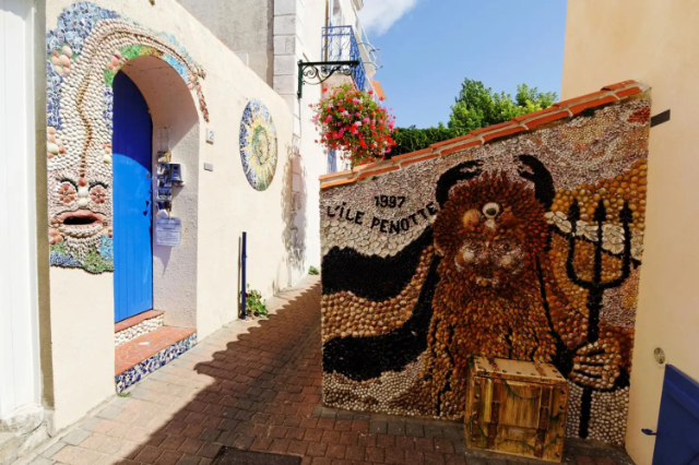 Penotte Island Seashell Art - Les Sables-d'Olonne | Secret World Trip Planner