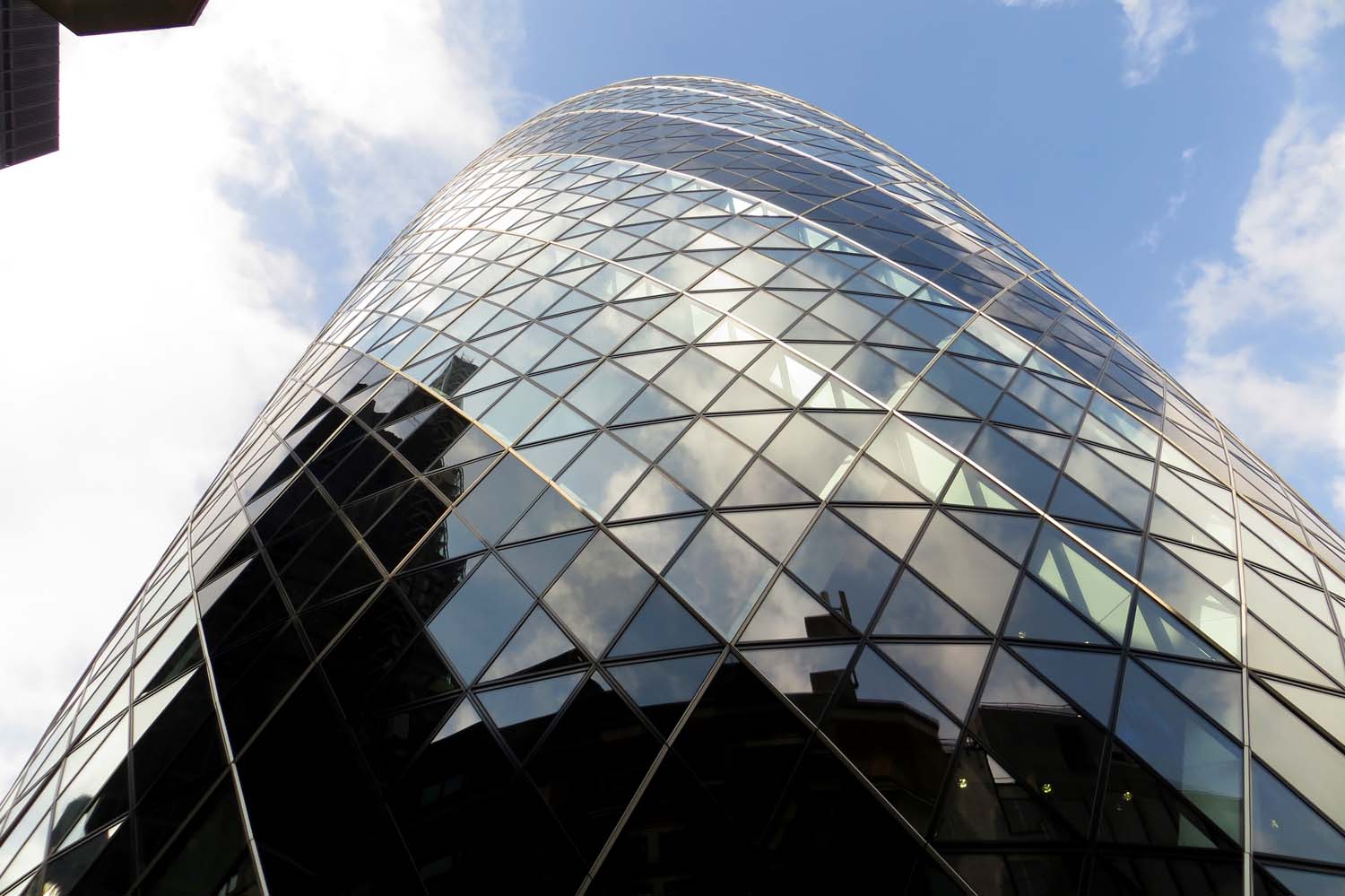 30 St Mary Axe jest popularnym punktem orientacyjnym Londynu - 30 St Mary Axe | Secret World Trip Planner