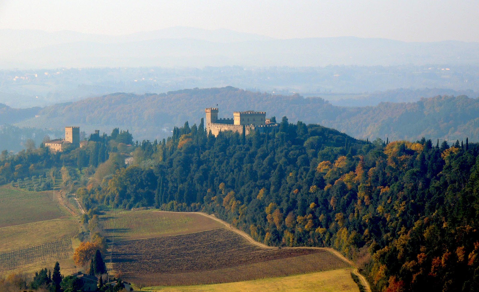 Schloss Strozzavolpe und seine Legenden - Poggibonsi | Secret World Trip Planner