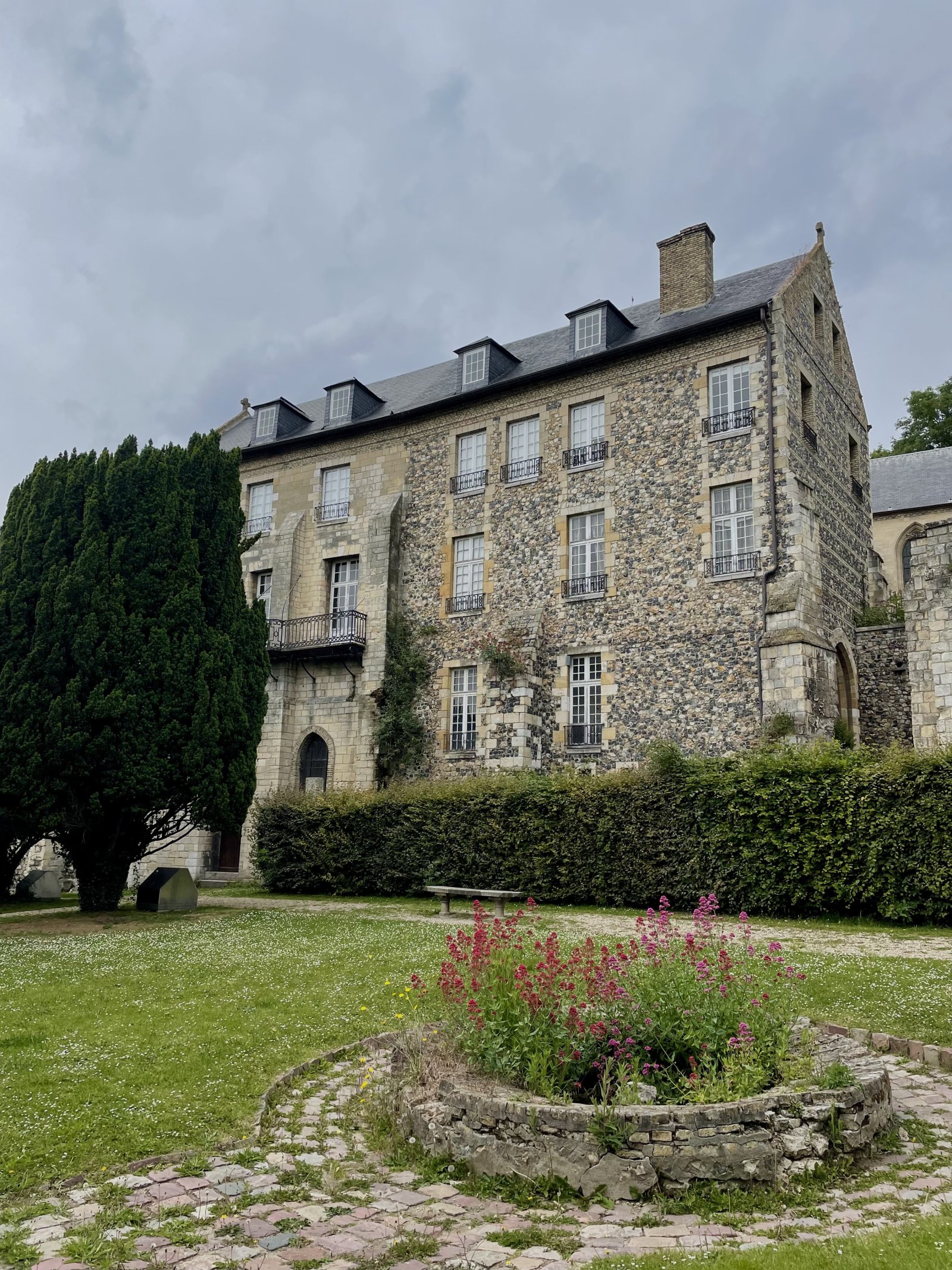 L'Abbazia di Graville, un capolavoro in Normandia - Le Havre | Secret World Trip Planner