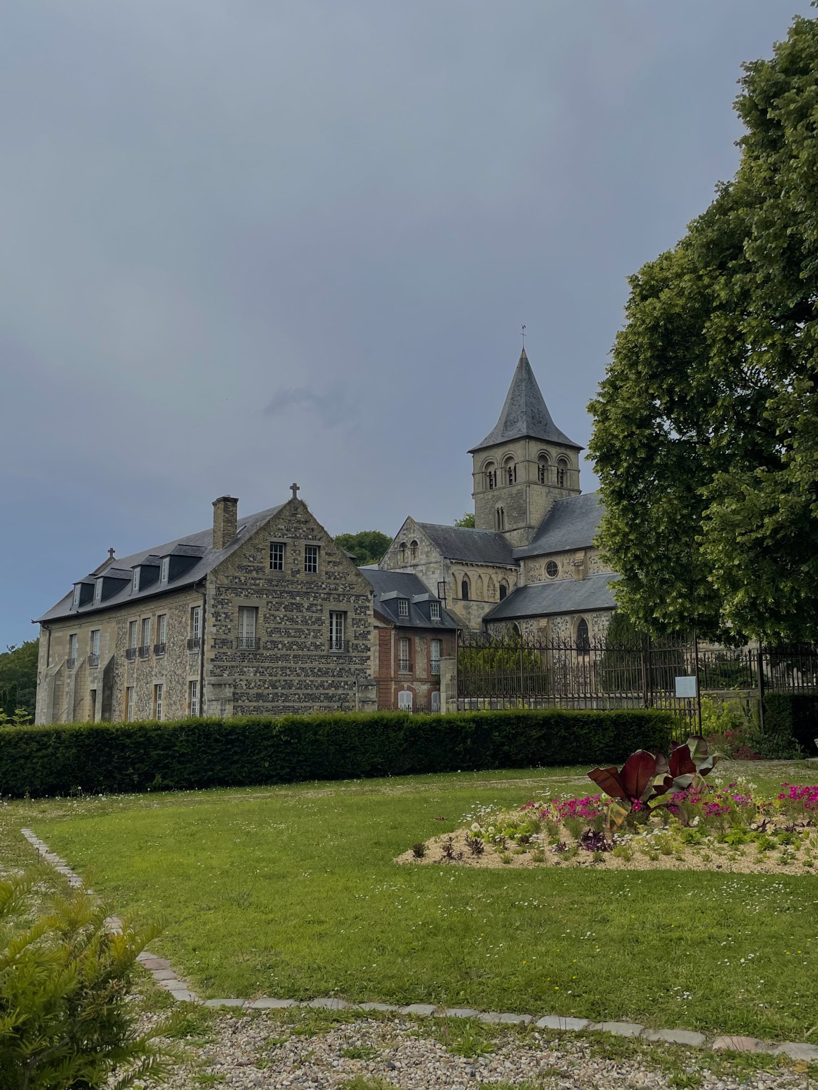 L'Abbazia di Graville, un capolavoro in Normandia - Le Havre | Secret World Trip Planner