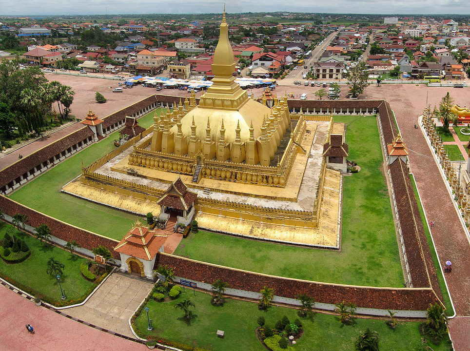 Quel Luang, o il Grande Stupa, a Vientiane — Vientiane