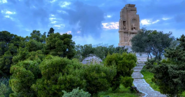 Philopappos Tepesi'ne tırmanın - Athina | Secret World Trip Planner