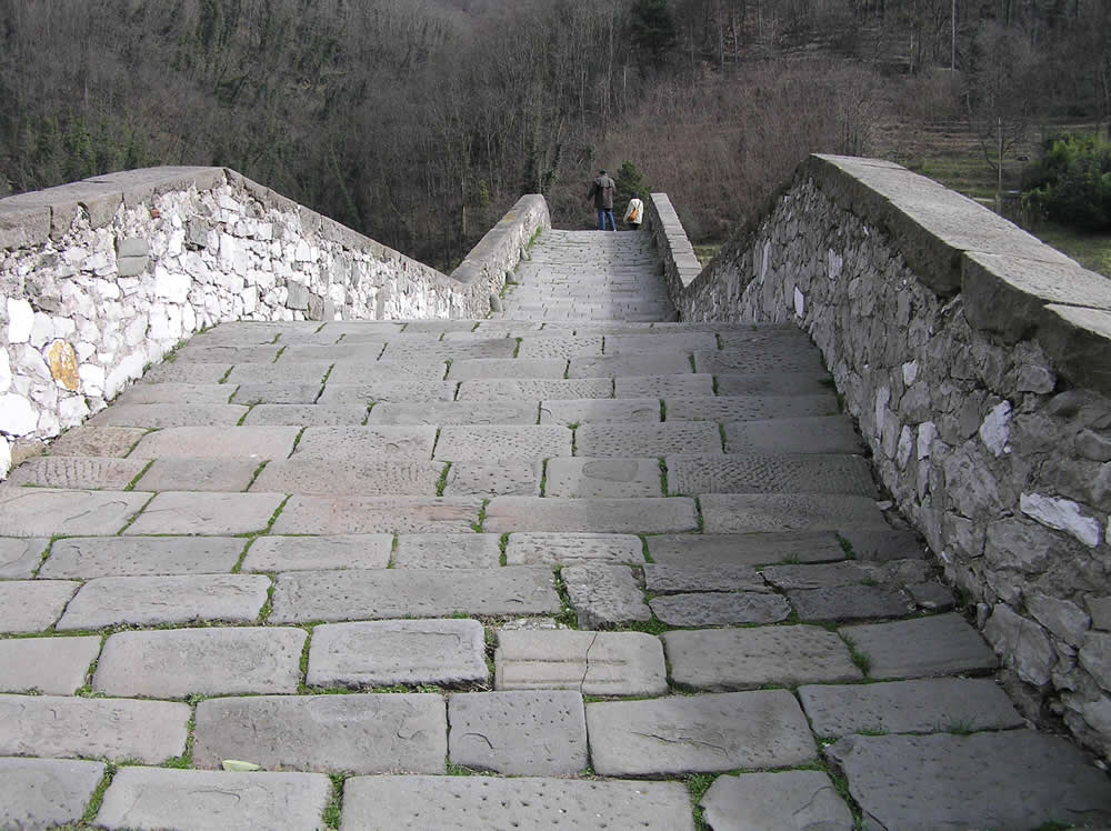 Jembatan Ponte 'del Diavolo' atau 'della Maddalena', - Borgo a Mozzano | Secret World Trip Planner