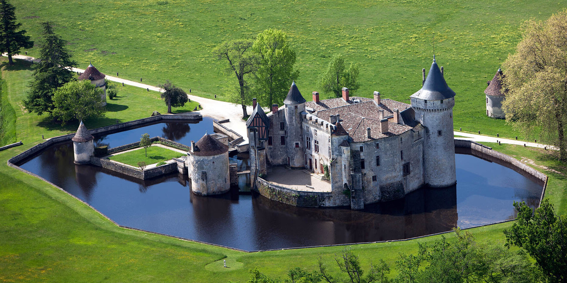 Chateau de la Brède - La Brède | Secret World Trip Planner