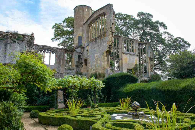Castell de Sudley - Winchcombe | Secret World Trip Planner