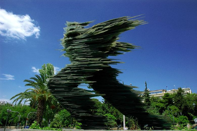 Dromeas, Der gläserne Läufer von Athen: Eine Skulptur in Bewegung - Athens | Secret World Trip Planner
