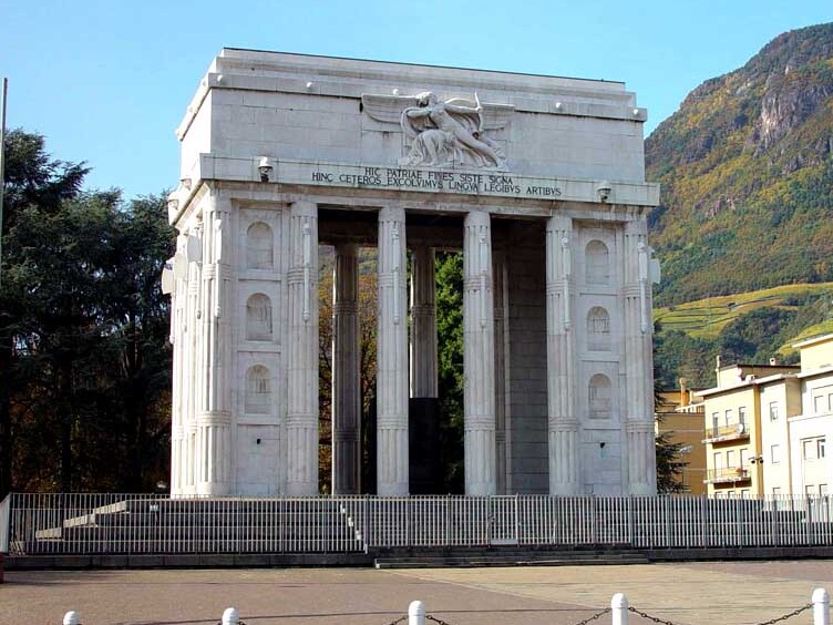 Bolzano: Ushindi Monument juu ya Mraba Vittoria - Bolzano | Secret World Trip Planner