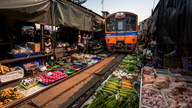 Maeklong jernbanemarked - แม่กลอง | Secret World Trip Planner