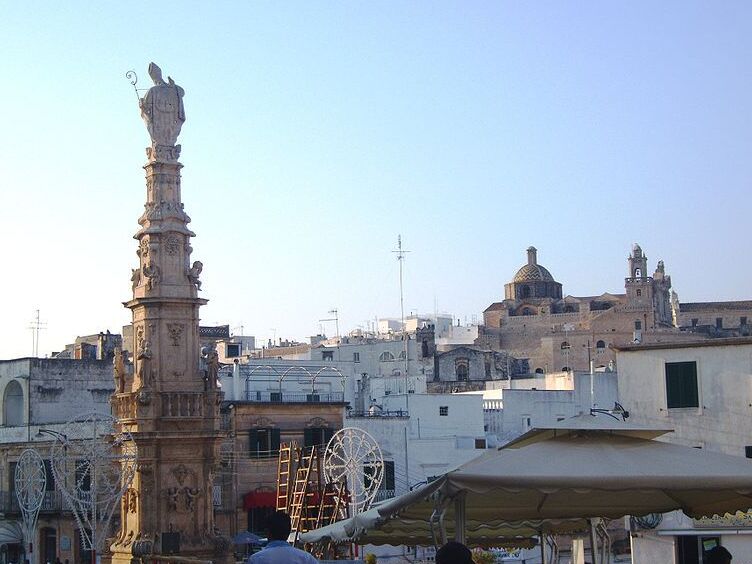 L’obelisco di Ostuni - Ostuni | Secret World Trip Planner