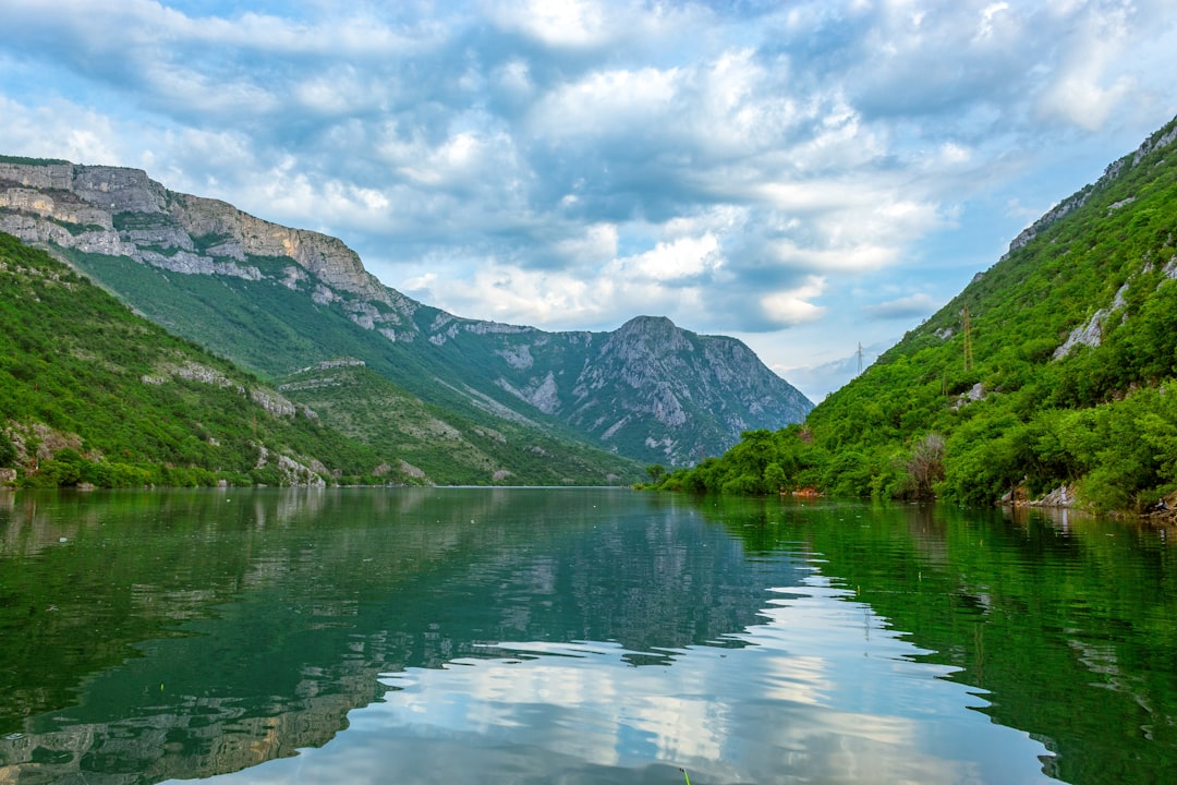 Albania: Le montagne accusate sono un posto segreto in Europa. - Komani Lake | Secret World Trip Planner