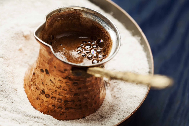 Abbracciate la tradizione greca con una tazza di caffè greco — Thessaloniki