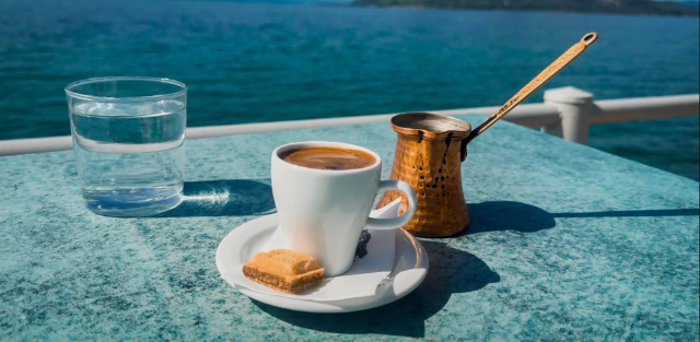 Abbracciate la tradizione greca con una tazza di caffè greco - Thessaloniki | Secret World Trip Planner