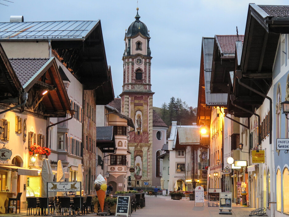 Mitten appearsald ser ud til at være taget fra en Grimms eventyr - Mittenwald | Secret World Trip Planner