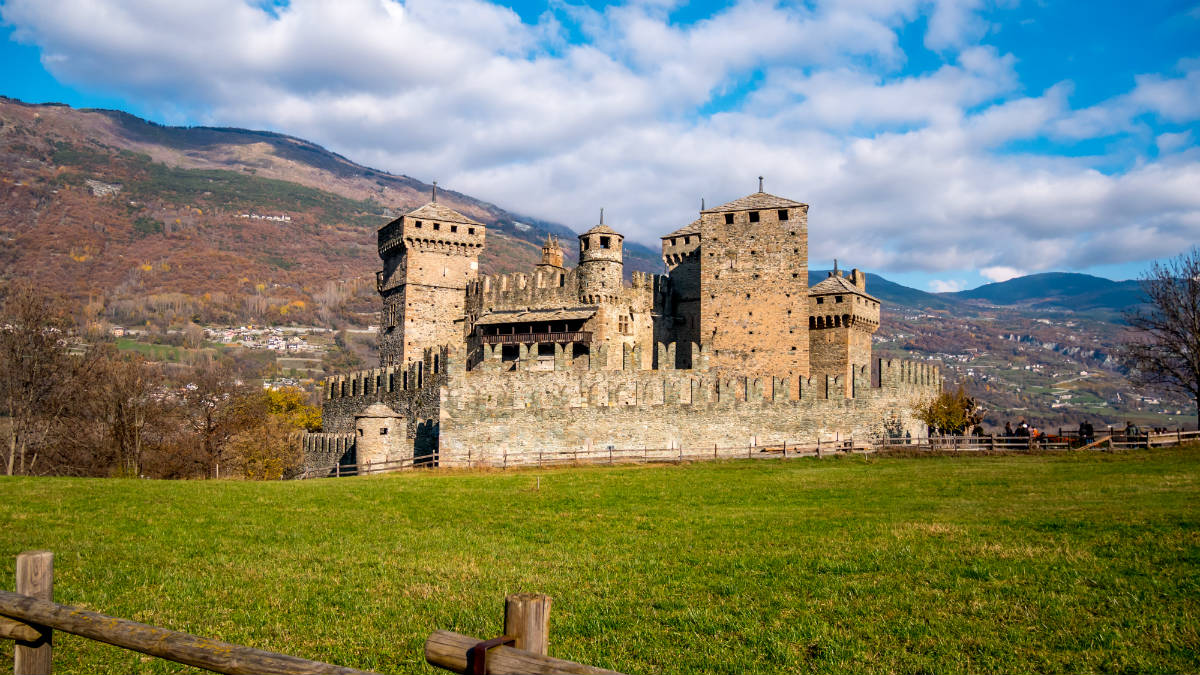 Castelul Fenis - Fénis | Secret World Trip Planner