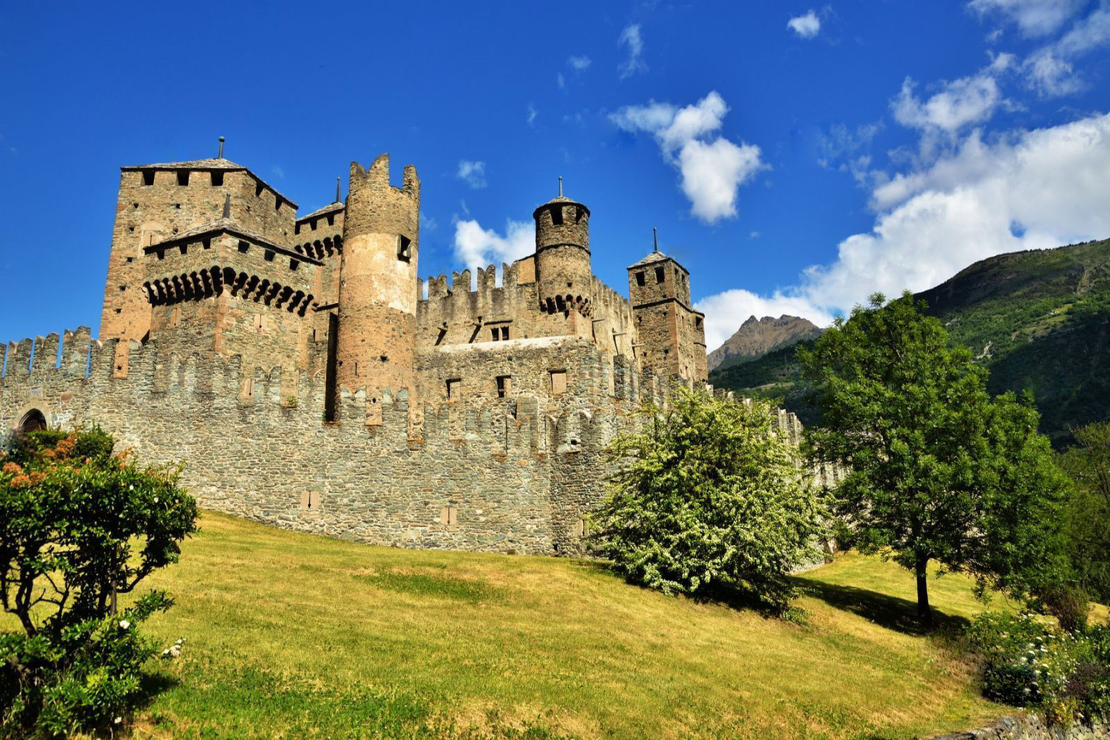 Castelul Fenis - Fénis | Secret World Trip Planner