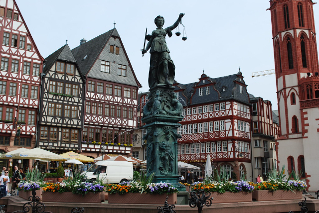Fuente de Justicia - Frankfurt am Main | Secret World Trip Planner