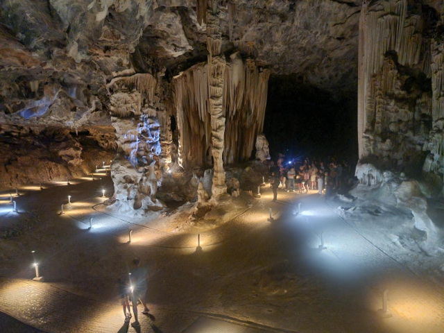Discovering the Wonders of the Cango Caves: A Journey Through South Africa's Maj - Oudtshoorn | Secret World Trip Planner