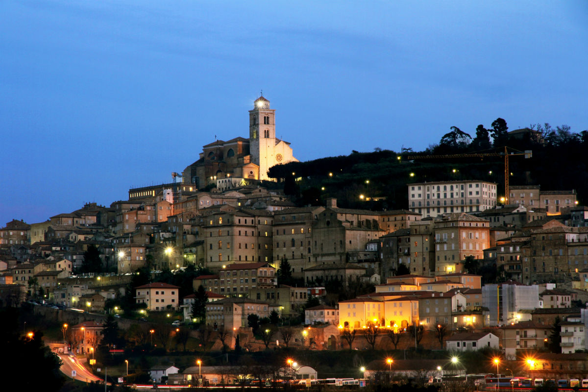 ਰੋਕਿਆ - Fermo | Secret World Trip Planner