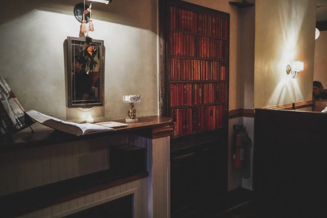 Eine Nacht im Le Boudoir: Cocktails im verborgenen Gemach von Marie Antoinette - Brooklyn | Secret World Trip Planner