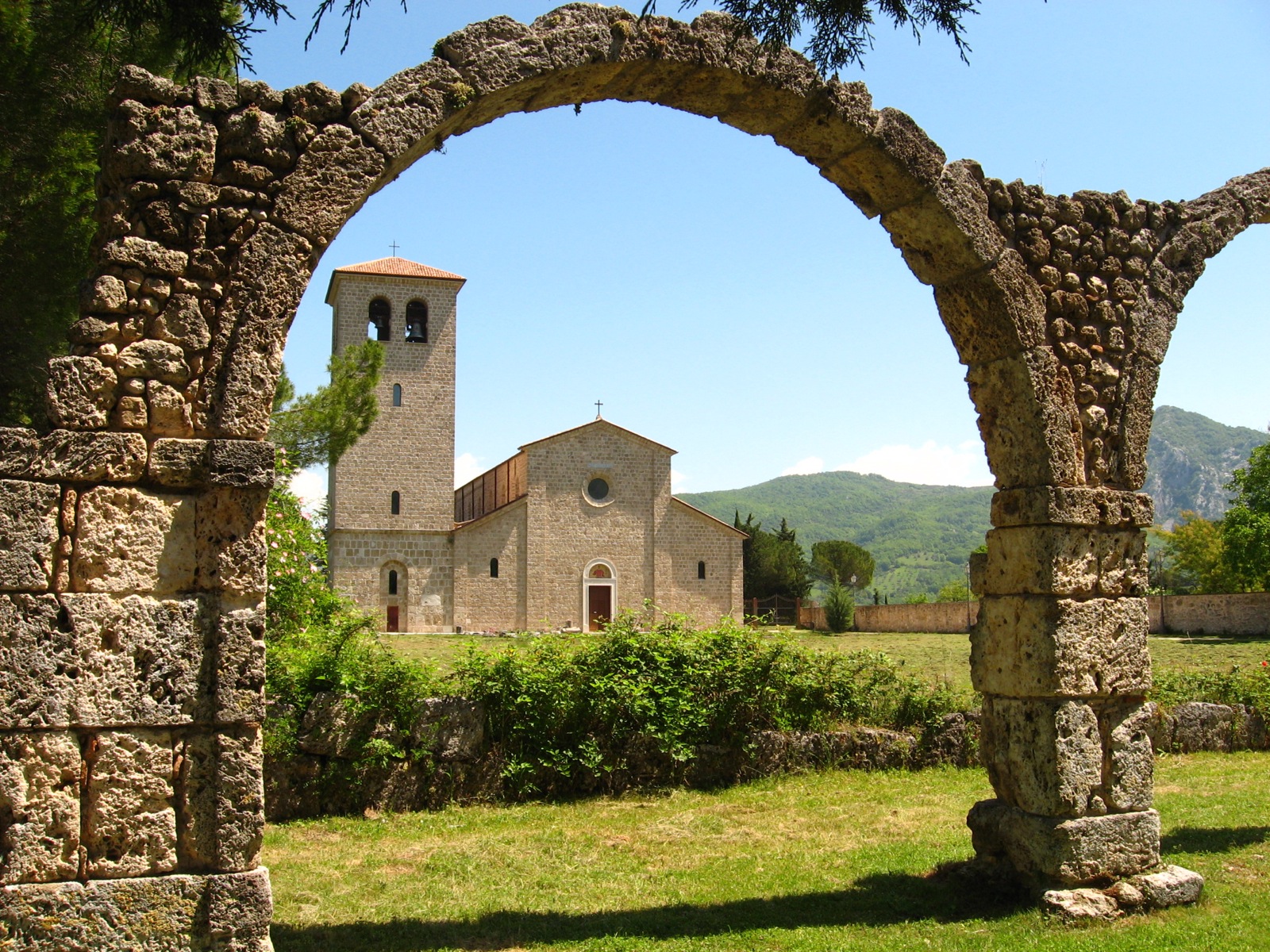 Opatija San Vincenzo al Volturno - Cerro al Volturno IS | Secret World Trip Planner