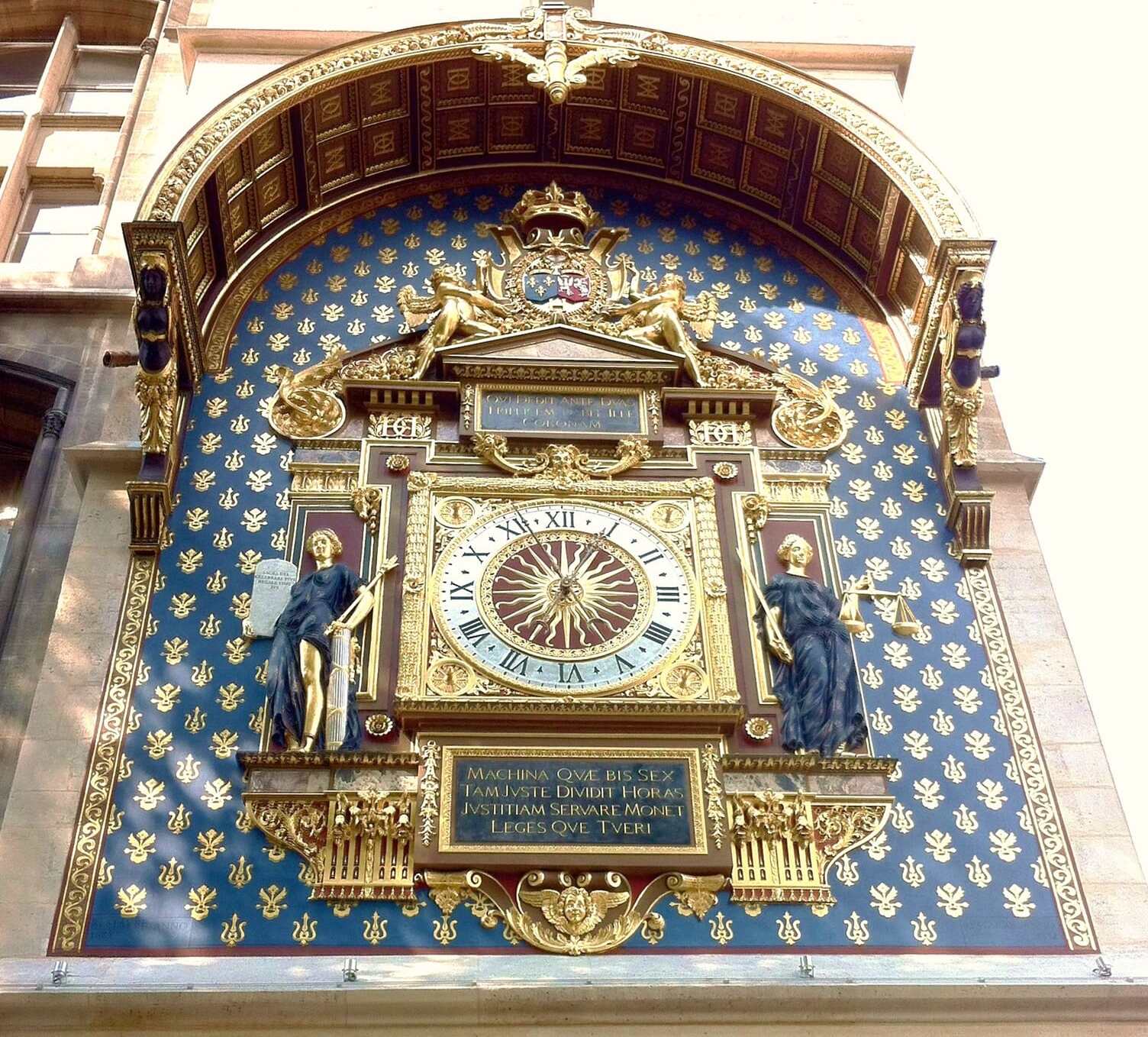 La Conciergerie | tertua awam jam di Paris - Paris | Secret World Trip Planner