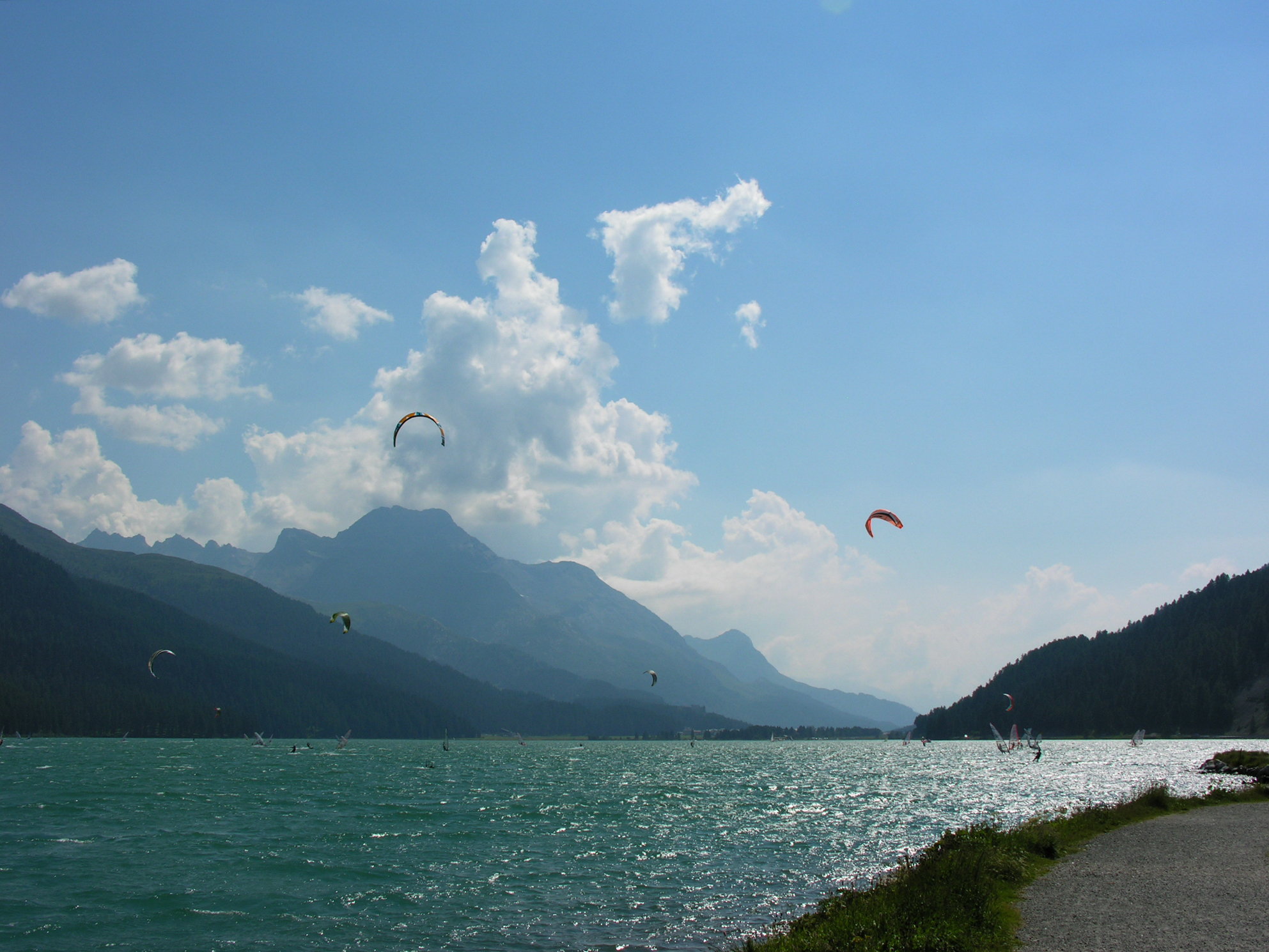ဆွစ်ဇာလန်နိုင်ငံ|အိုင် Silvaplana နှင့်လေတိုက် - Lago di Silvaplana | Secret World Trip Planner