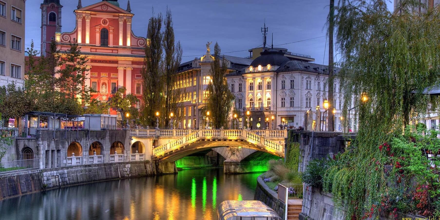 Ljubljana | Triple Bridge - Adamič-Lundrovo nabrežje 1 | Secret World Trip Planner