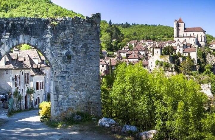 Saint-Cirq Lapopie, Il villaggio che ha stregato André Breton — Saint-Cirq-Lapopie