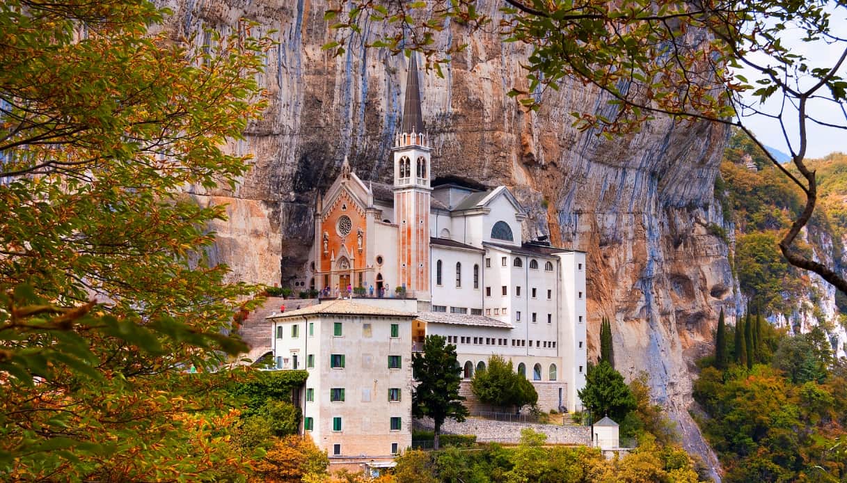Madonna della Corona šventovė - Santuario della Madonna della Corona | Secret World Trip Planner
