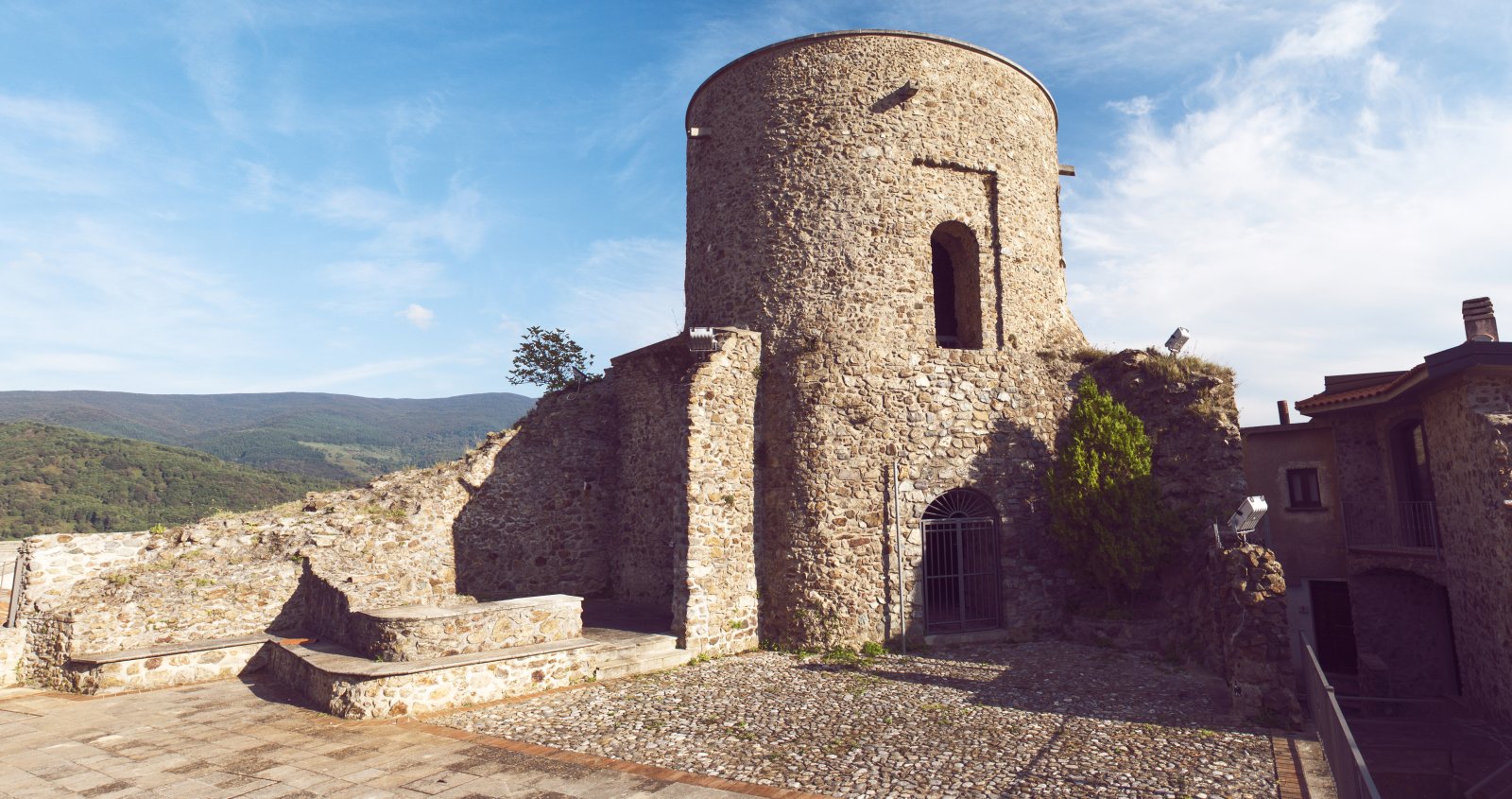 Hrad Waldensians Piemont stráže - Guardia Piemontese | Secret World Trip Planner