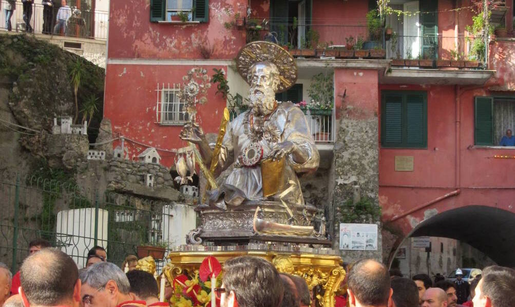 Busta de Naomh Aindriú - Amalfi | Secret World Trip Planner