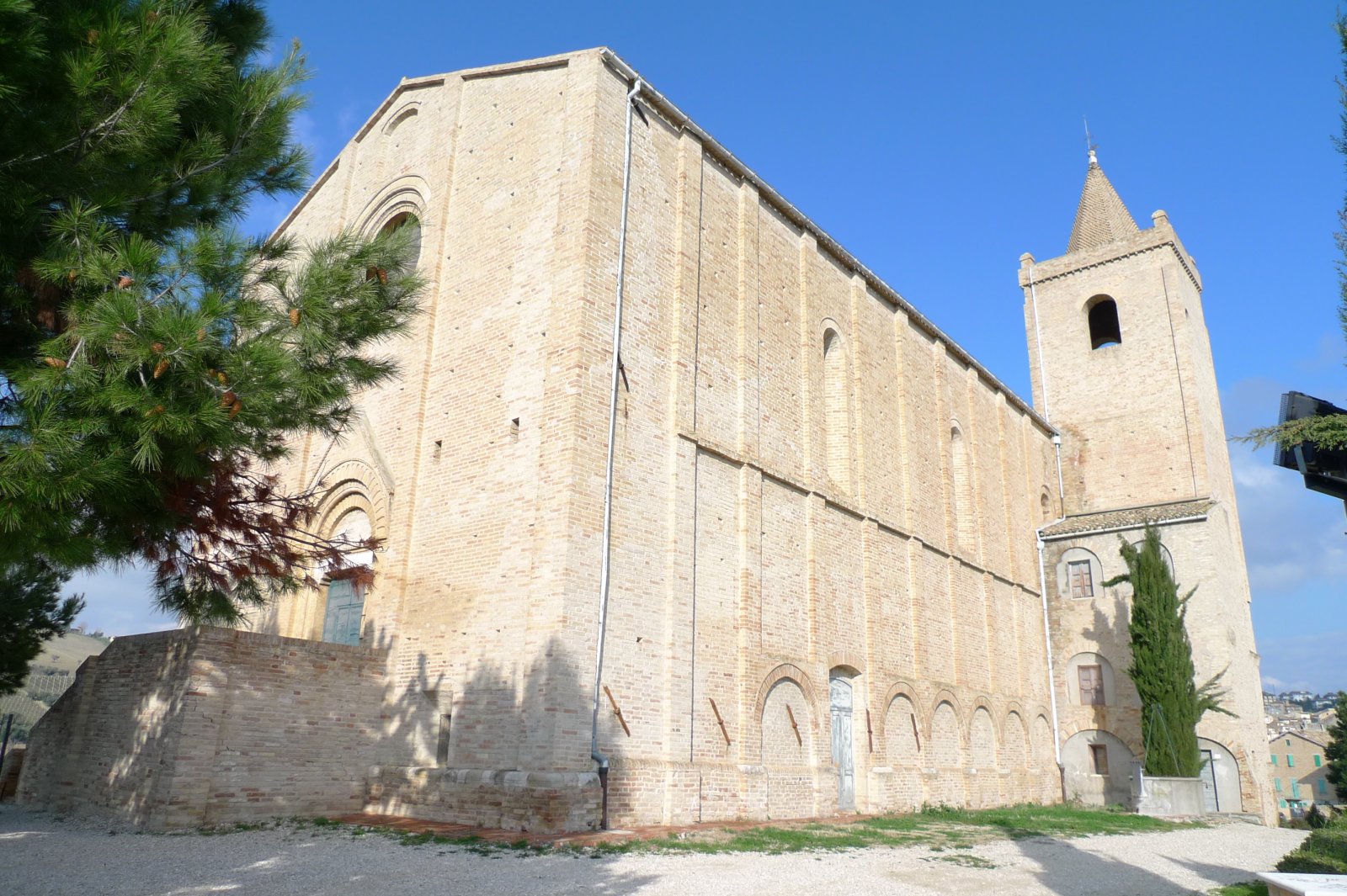Kyrkan Santa Maria della Rocca - Offida | Secret World Trip Planner
