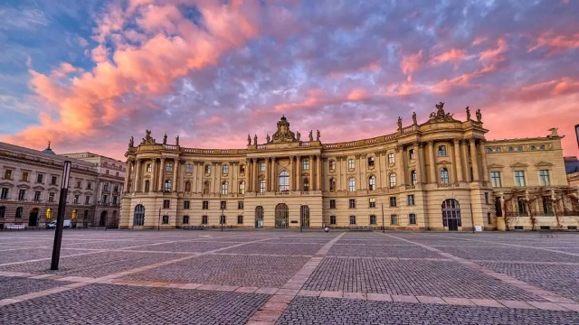 Bebelplatz και μνημείο καύσης βιβλίων - Berlin | Secret World Trip Planner