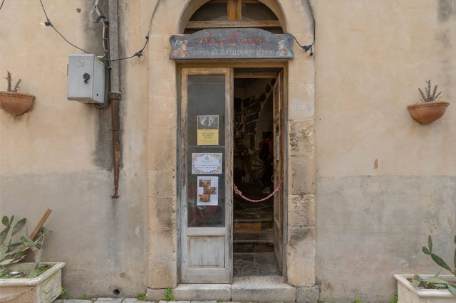 Rosso Cinabro - Obradoiro de Arte - Ragusa | Secret World Trip Planner