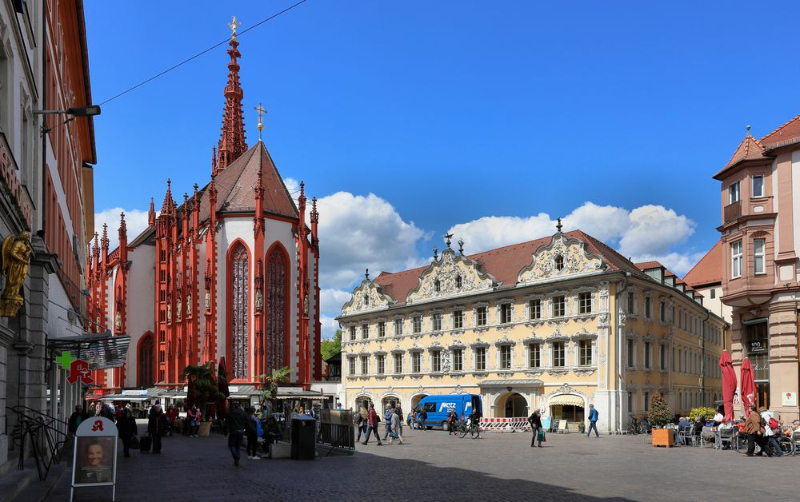 Il mercato e la Falcon House - Würzburg | Secret World Trip Planner