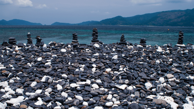 Ko Hin-Ngam , the island of black pebbles - Ko Tarutao | Secret World Trip Planner