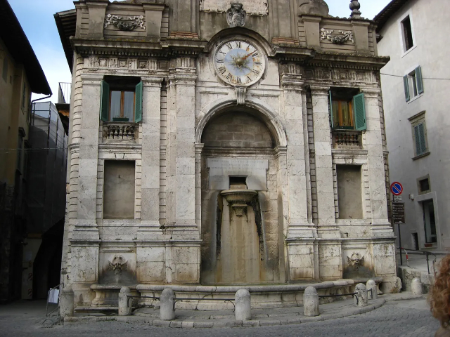 Fonte da praça do mercado - Spoleto | Secret World Trip Planner