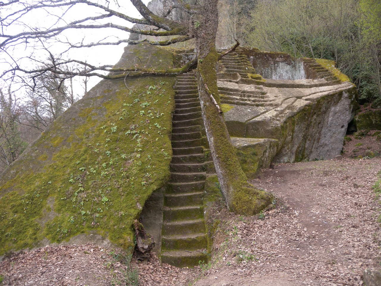 పిరమిడ్ ద్వారా  - Bomarzo | Secret World Trip Planner
