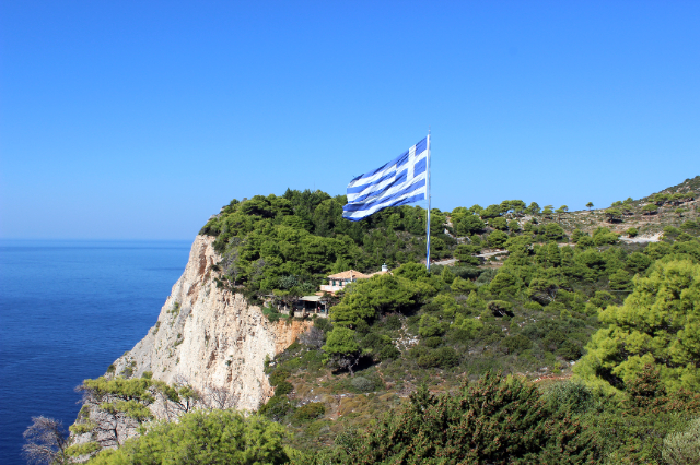 L'histoire du plus grand drapeau grec du monde à Zákynthos - Keri | Secret World Trip Planner