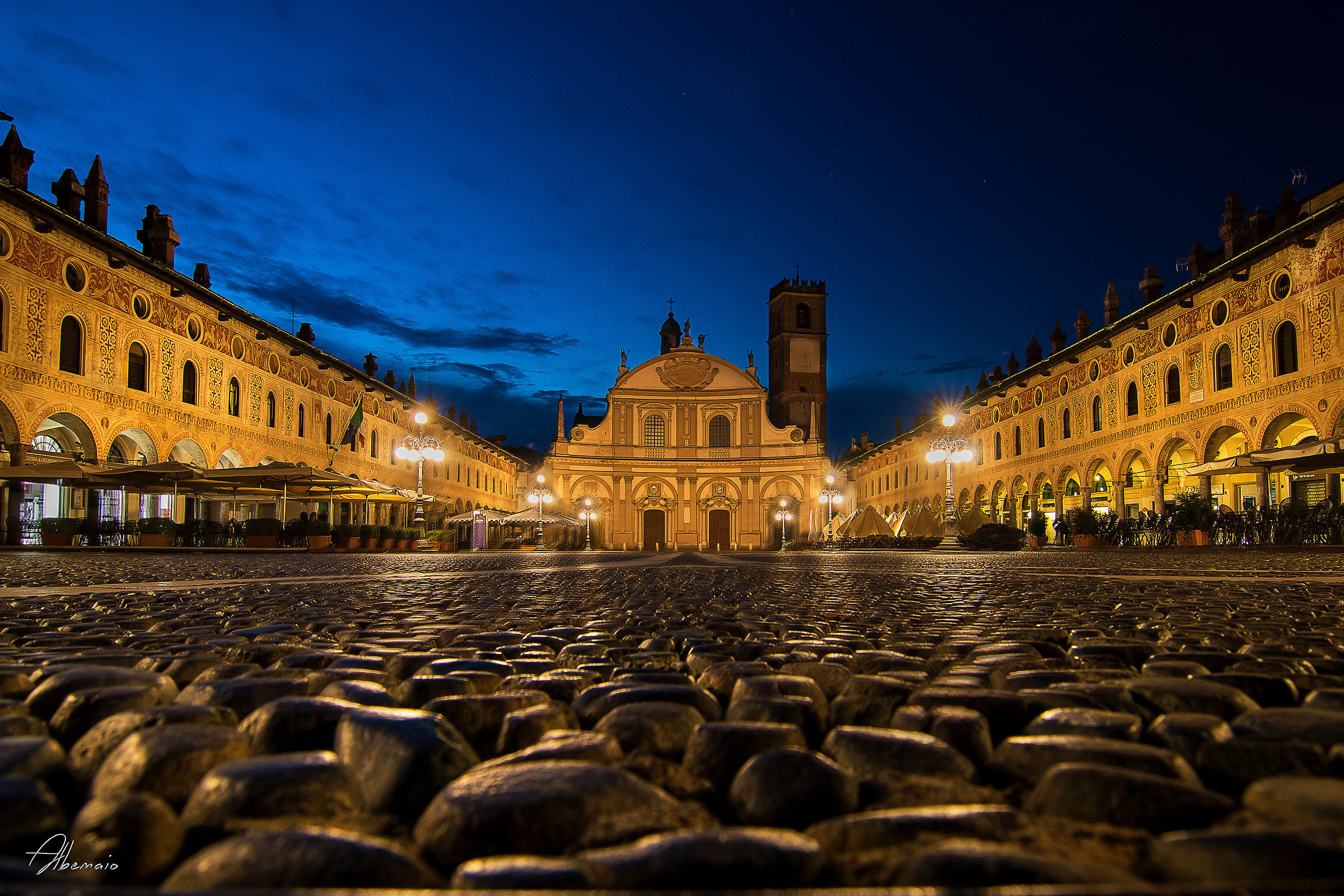ڈوکل مربع - Vigevano | Secret World Trip Planner