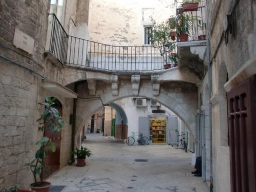 طاق عجایب - Bari | Secret World Trip Planner
