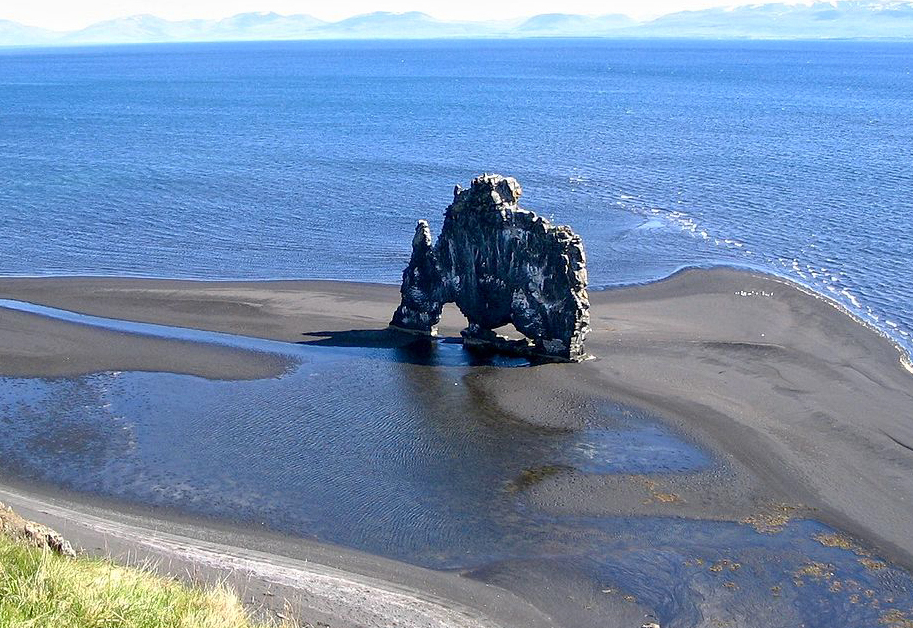 The extraordinary rock formation of Hvitserkur — Vatnsnesvegur