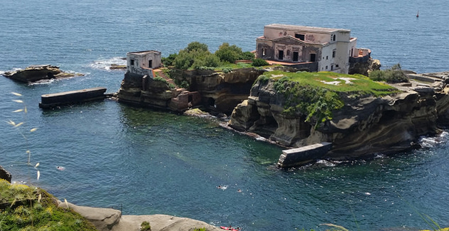 L'étrange histoire de l'île maudite de Gaiola - Napoli | Secret World Trip Planner