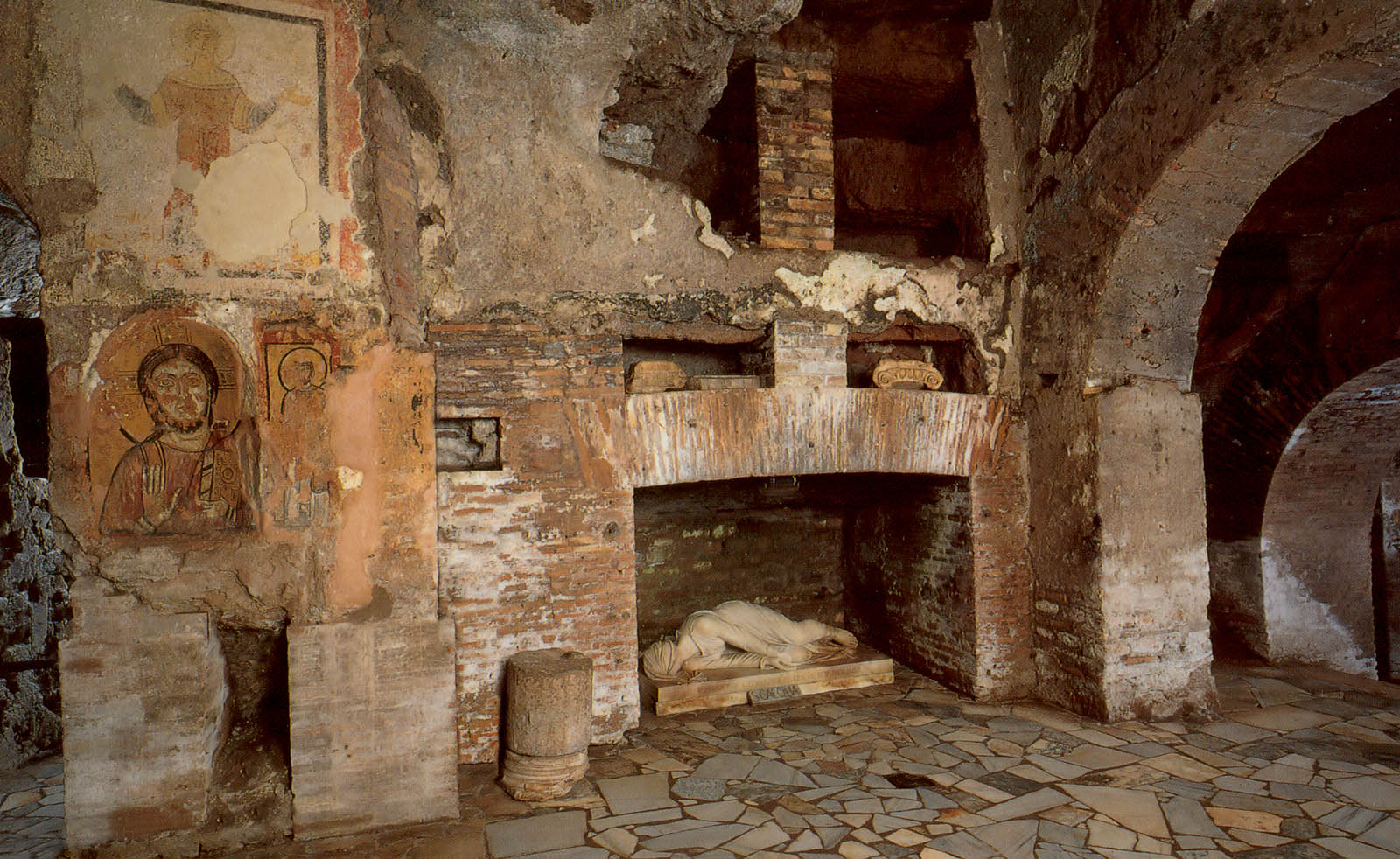 Catacombs í San Callisto - Roma | Secret World Trip Planner