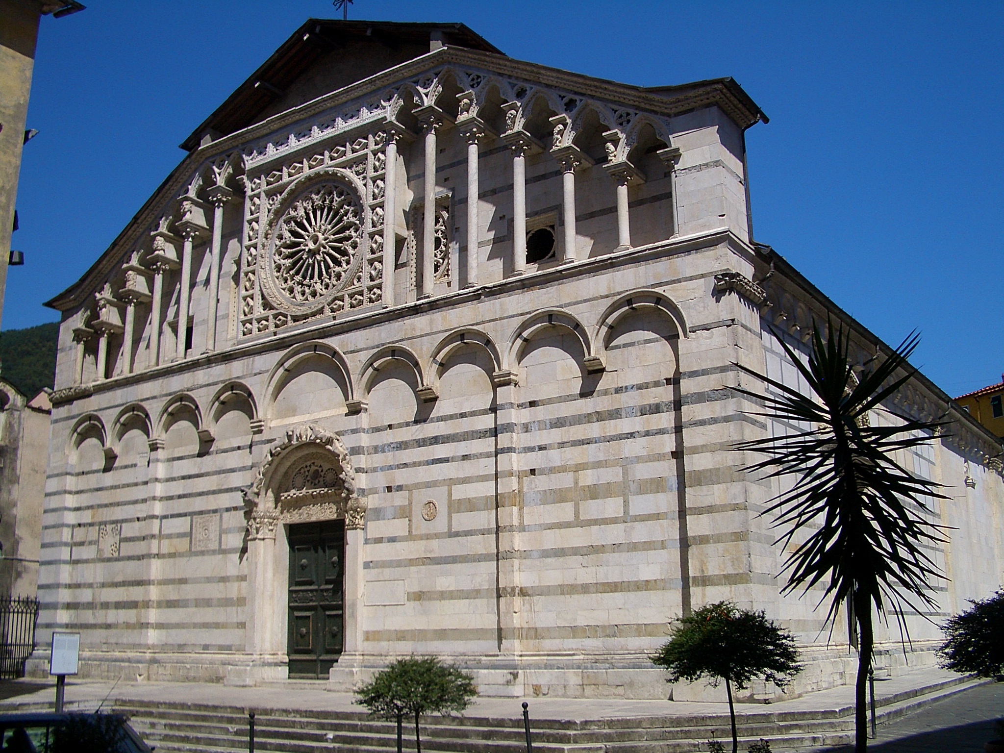 ມະຫາວິຫານ St. ແອນ - Carrara | Secret World Trip Planner