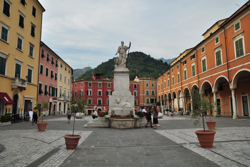 بيازا ألبيريكا - Carrara | Secret World Trip Planner