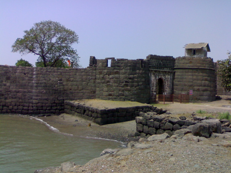 A masterpiece of the Maratha architecture: Kolaba Fort - Alibag | Secret World Trip Planner