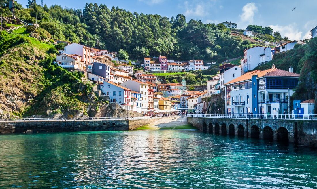Cudilleroは海に面した山の側に座っています - Cudillero | Secret World Trip Planner
